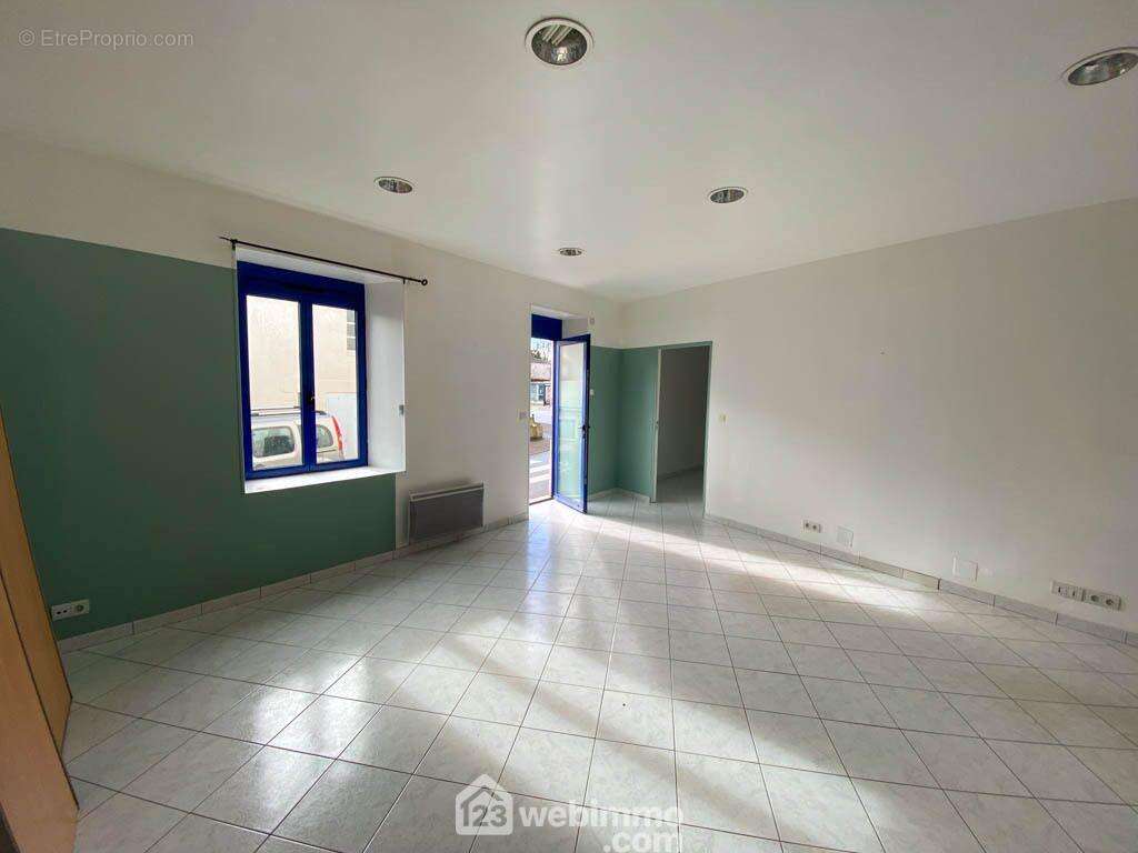 Espace de vie avec cuisine - Appartement à SAINT-VINCENT-STERLANGES