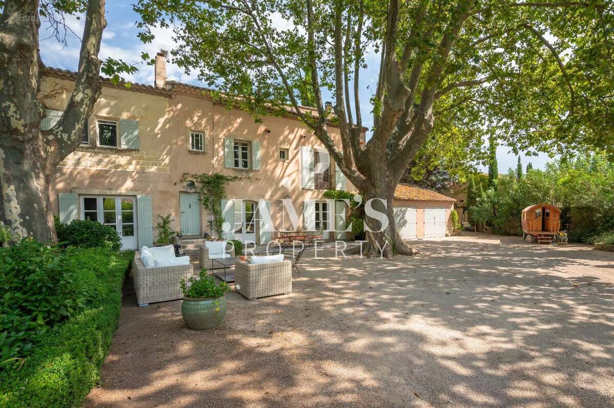 Maison 254 m² à Paradou  - photo 2
