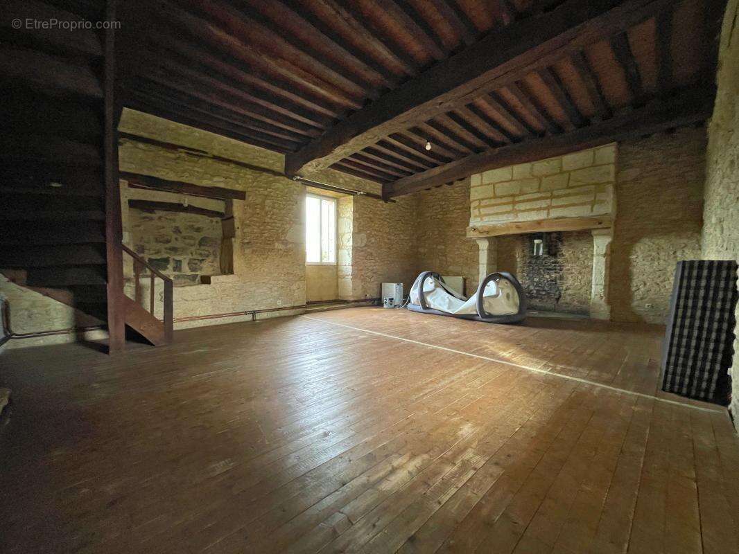 Maison à PRESSIGNAC-VICQ