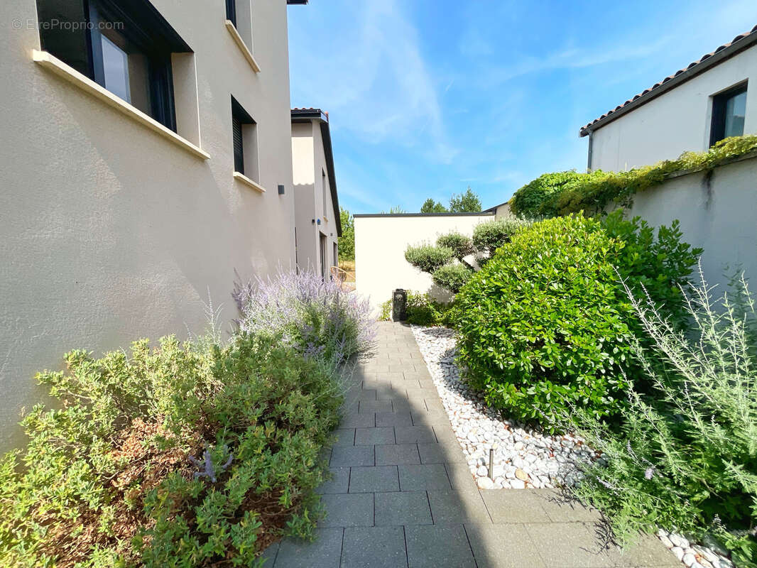 Villa contemporaine d'exception à deux pas du cœur de Vourles - photo 6