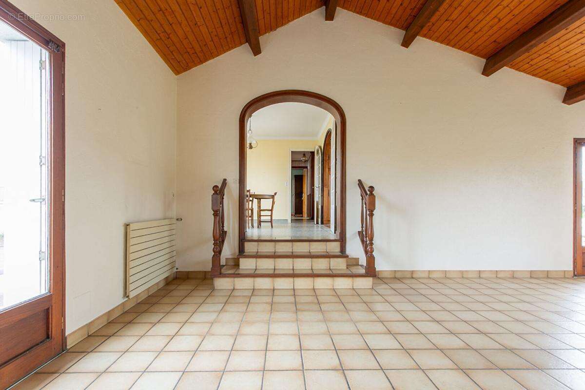 Maison Gétigné 5 P . 3 Chs . 96 M² . Garage . Cave . T 415 M² - photo 4