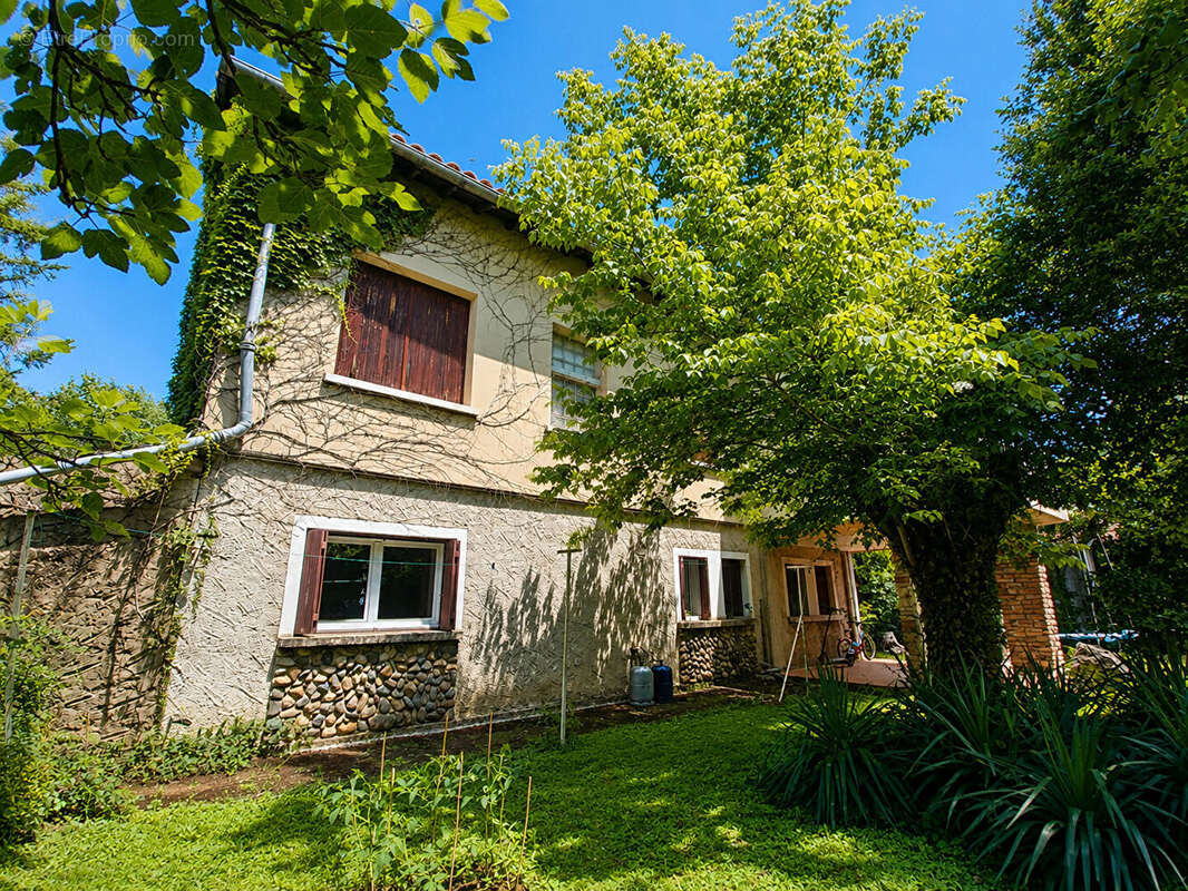 Maison Monteils, une partie du terrain en zone constructible. - photo 9