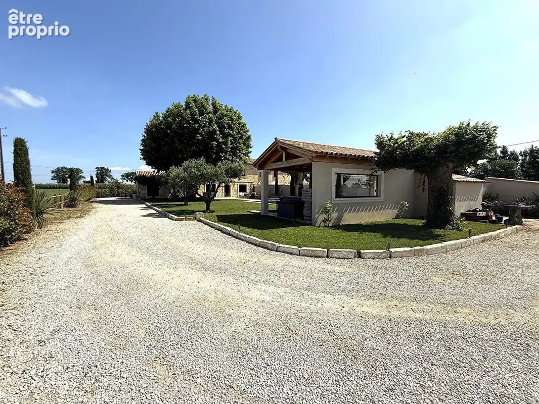 Raphèle-lès-Arles Mas de charme rénové avec piscine, beaux volumes et terrain arboré - photo 11