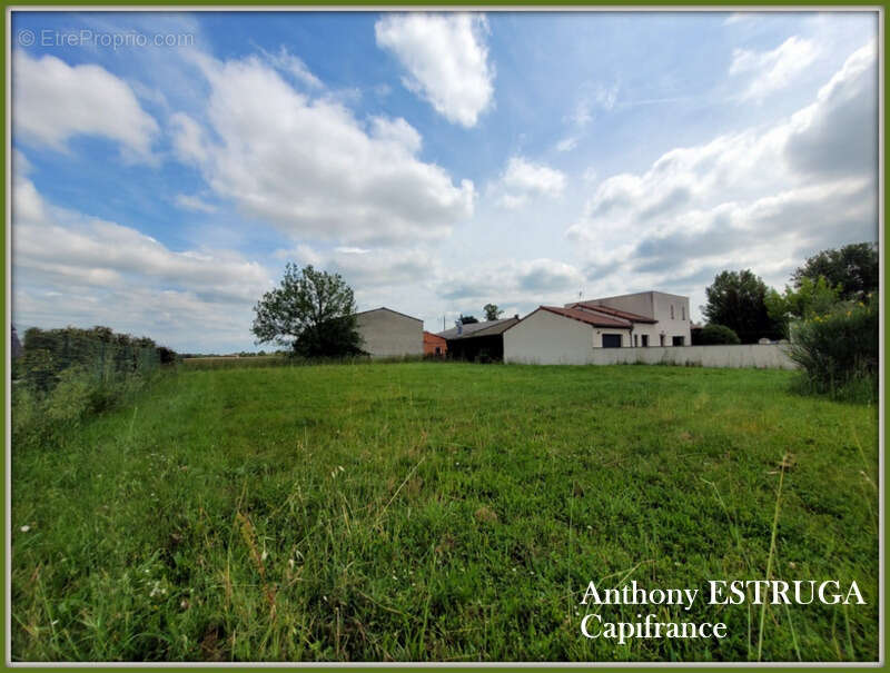 Terrain à SAINT-CLAR-DE-RIVIERE