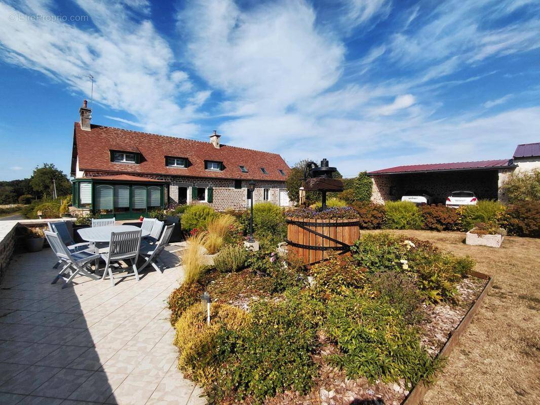 Maison en pierre rénovée, dépendances, hangar de 260m² - photo 1