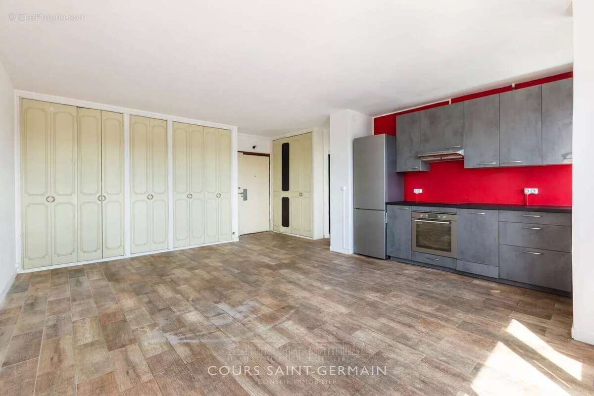 Paris 18ᵉ – Appartement 2 pièces lumineux avec vue dégagée, parking en sus - photo 3