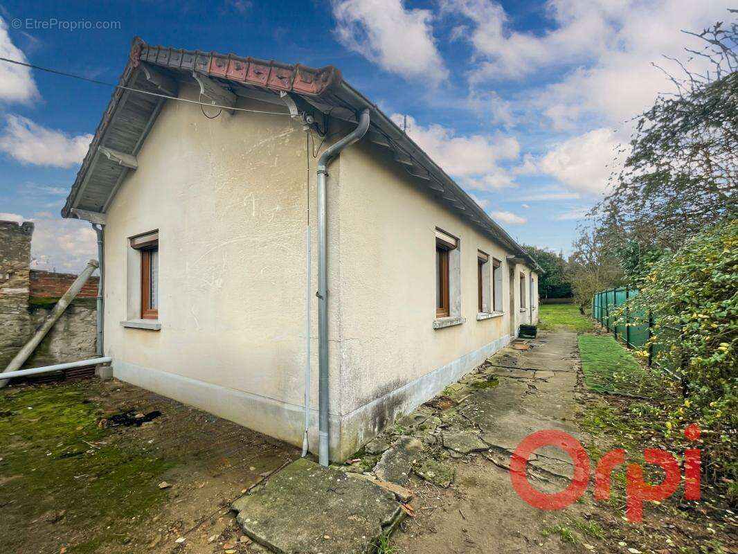 Maison à AINAY-LE-CHATEAU