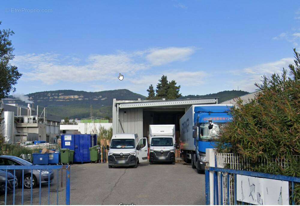 A vendre la Farlède local d'activité de 1900 m2 sur 2250 m2 de terrain - photo 2