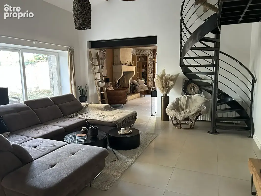 Belle maison de caractère rénovée avec élégance, aux beaux volumes et à la belle luminosité - photo 3