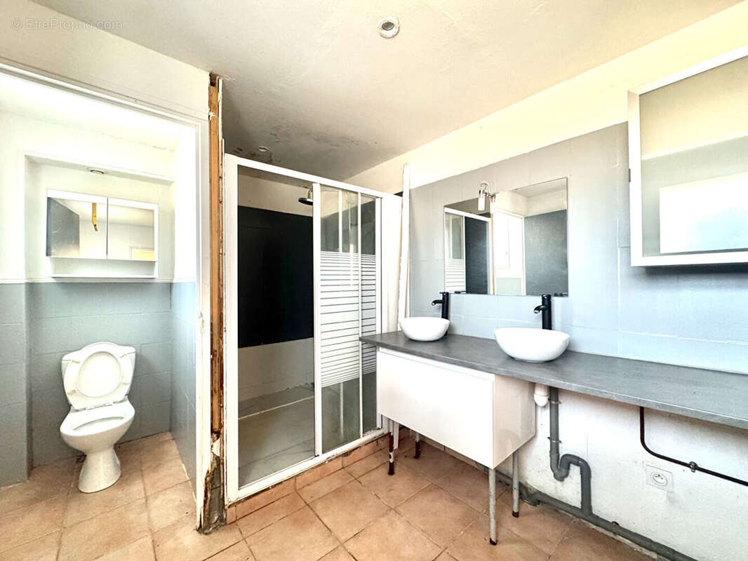 À VENDRE - Maison composée de deux logements indépendants avec terrain de 1300m2 environ - photo 11