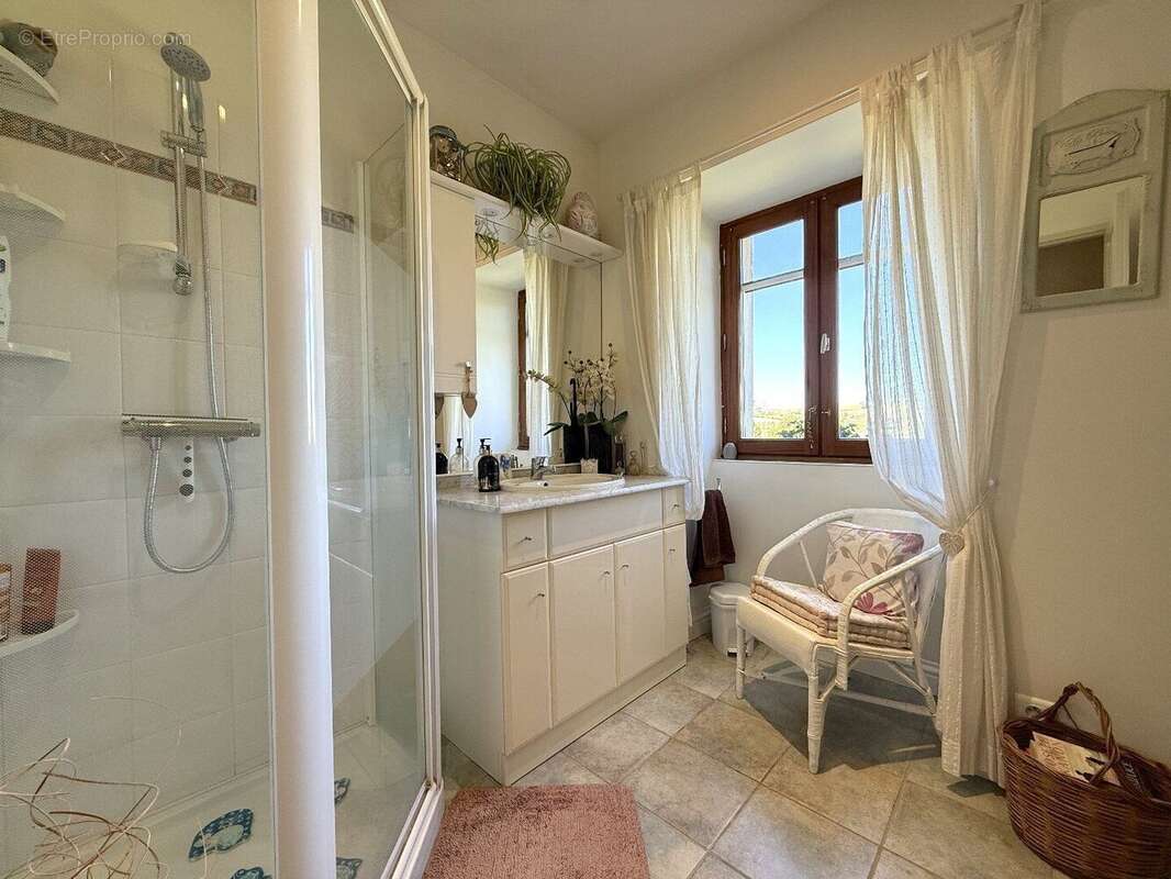 Maison à NANTEUIL-AURIAC-DE-BOURZAC
