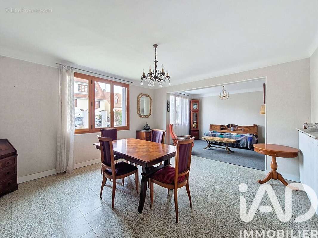 Photo 3 - Maison à LE MESNIL-SAINT-DENIS