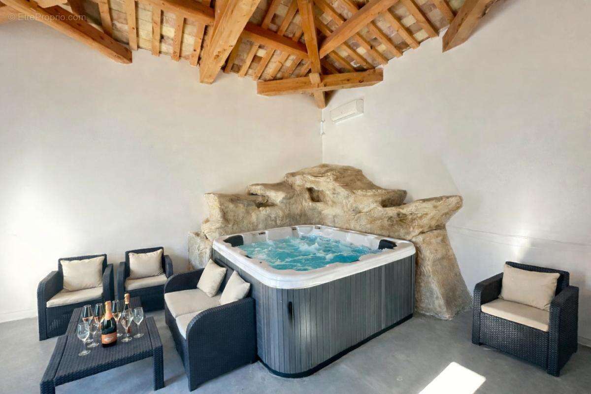 St Victoret - Propriété de 429 m² avec dépendances, piscine, pool house - photo 3