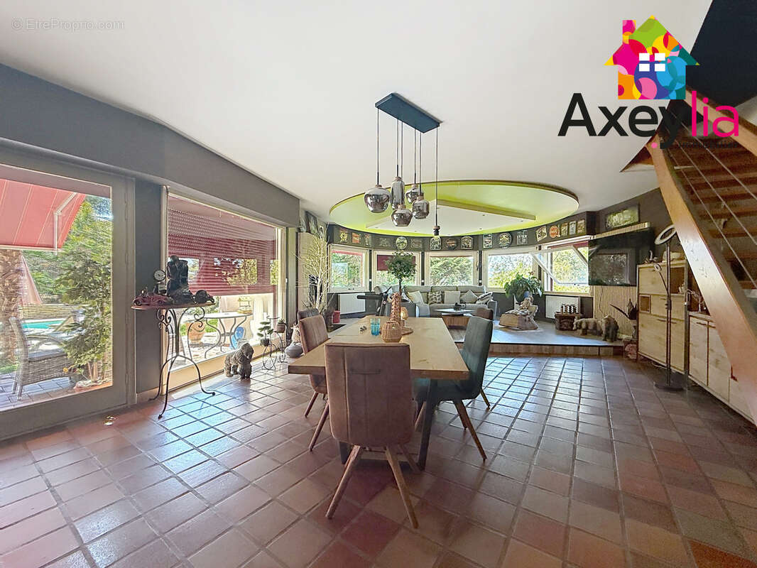 A vendre - commelle-vernay - maison à toit de chaume et semi-enterrée avec quatre chambres, terrain et piscine - photo 7