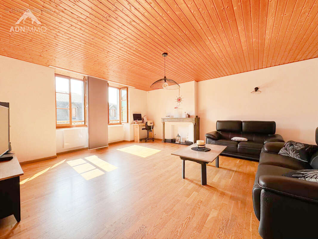 Appartement à COLLONGES