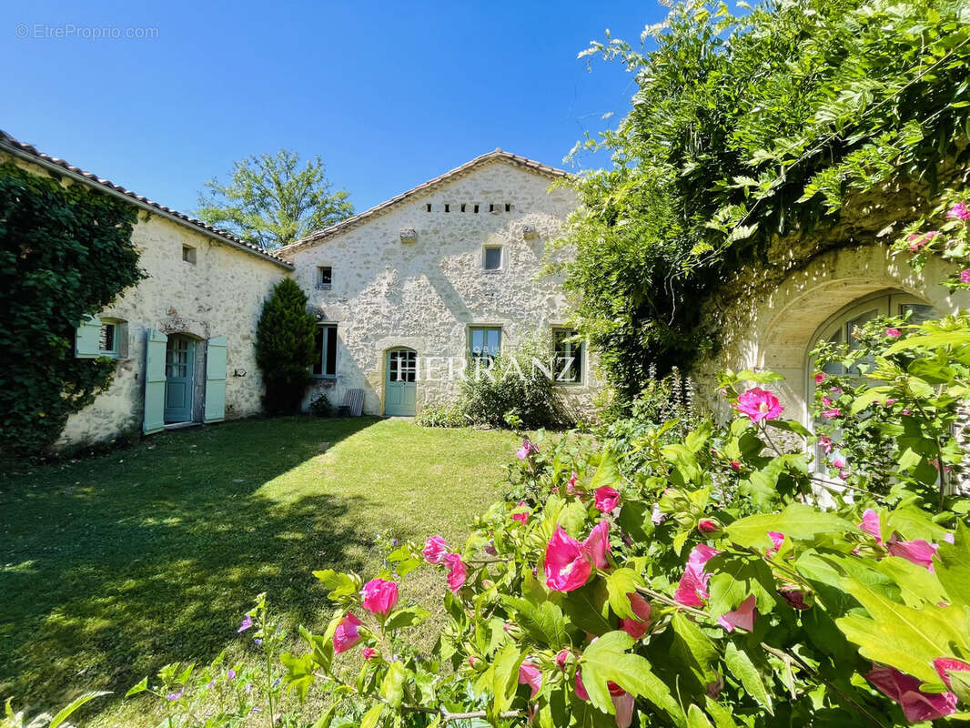 Maison de caractère 450 m2   Chambres d’hôtes / gîte - photo 2