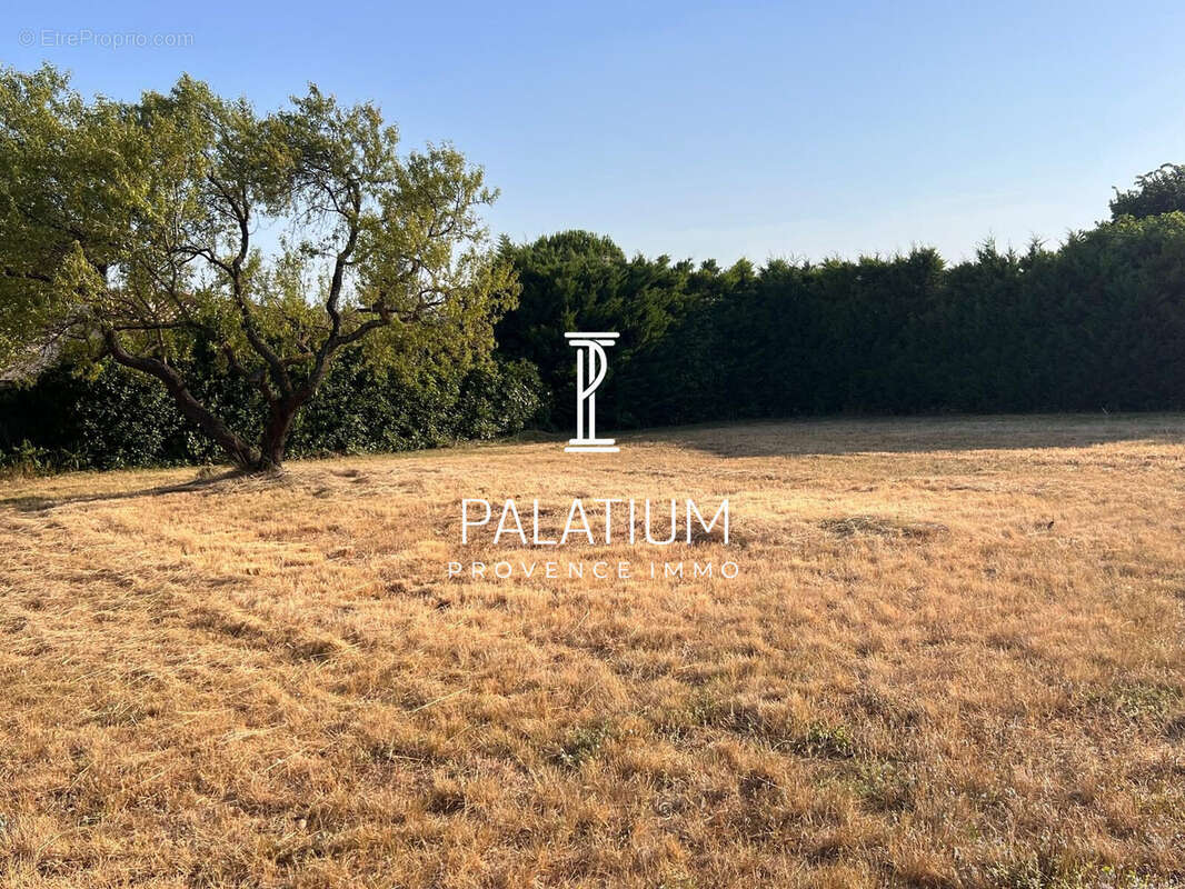 Terrain à LA FARE-LES-OLIVIERS