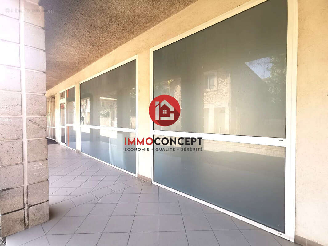 Commerce à BAGNOLS-SUR-CEZE