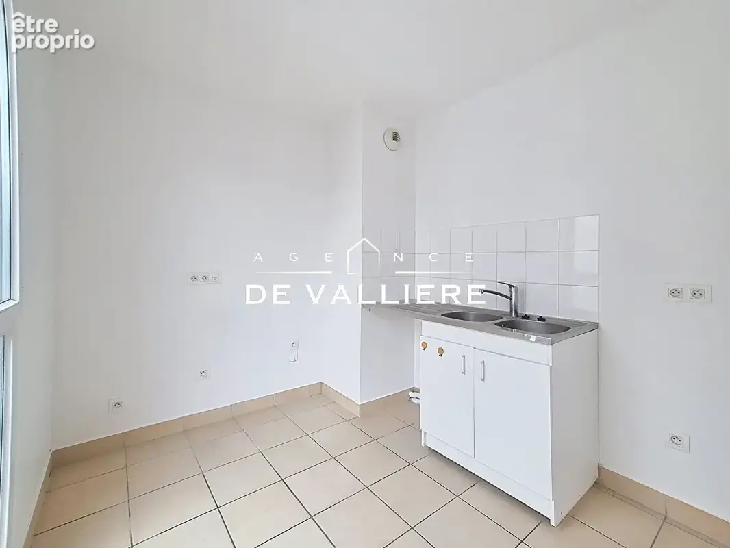 Appartement de 2 pièces de 50 m² situé au 8ème étage d'un immeuble récent, en très bon état. - photo 3