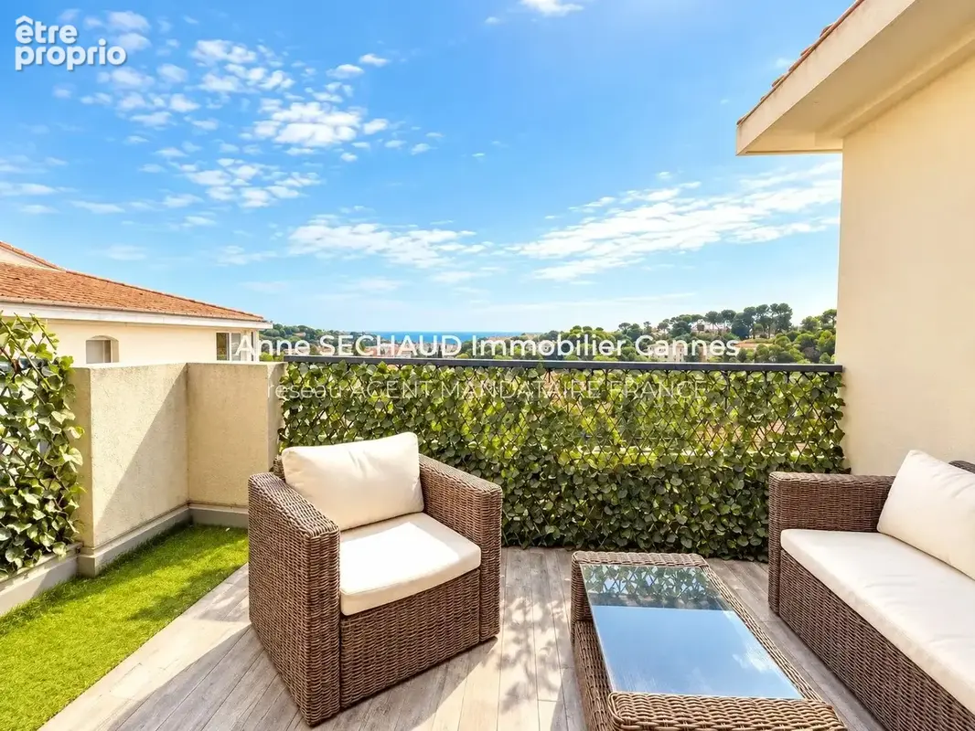 Exclusivité – cannes la bocca spacieux deux pièces dernier étage avec garage - photo 2