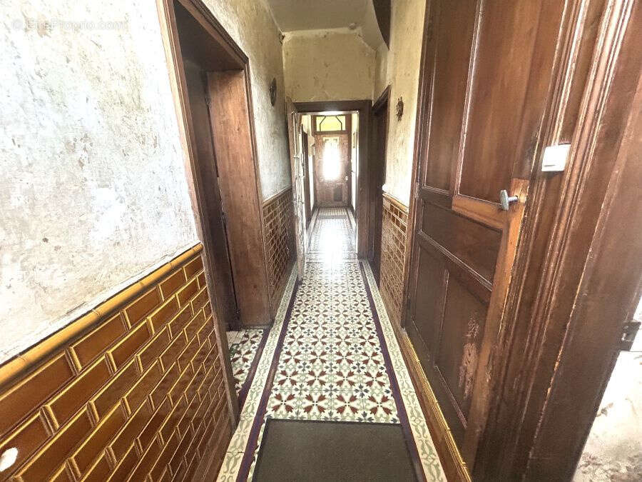 Maison de style bourgeoise, individuelle à rénover, développant 200m2 et bâtie sur 864m2 ! - photo 2