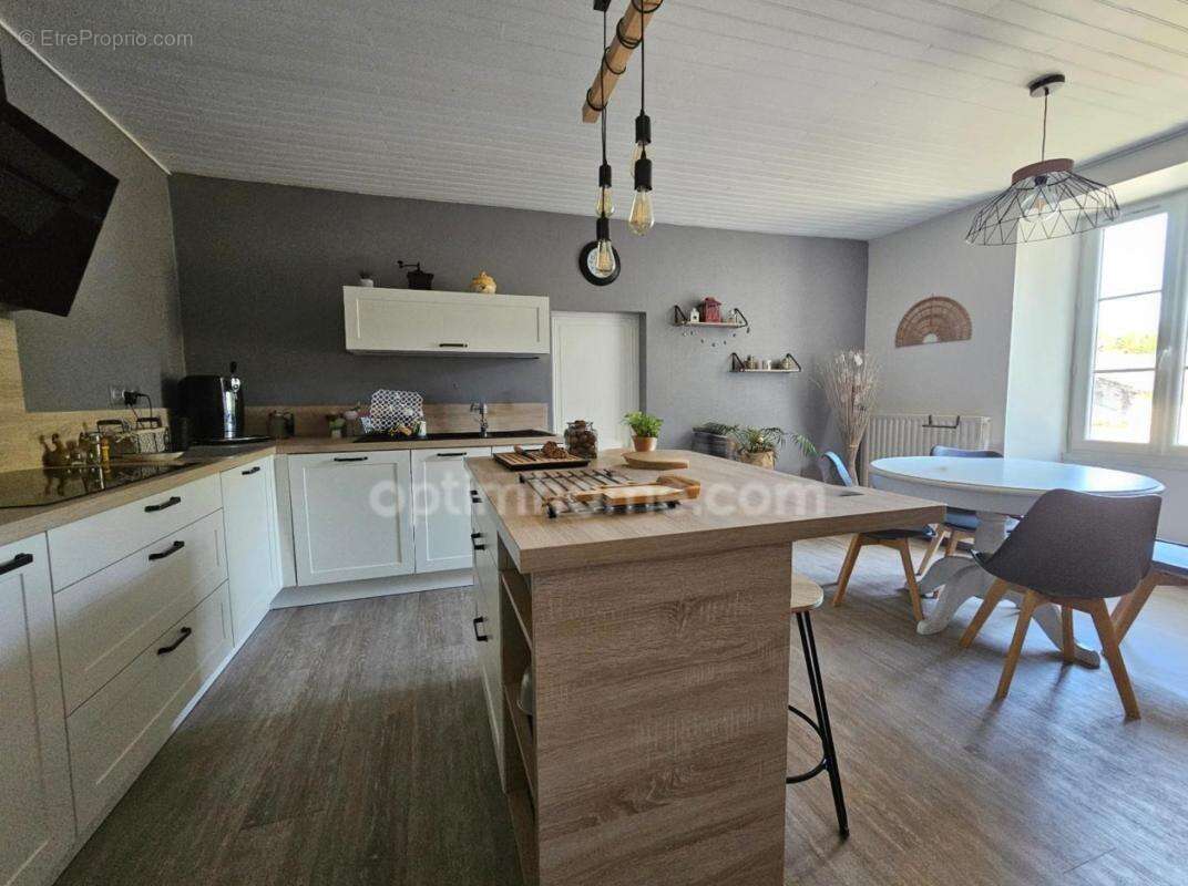 Maison charentaise de 232 m², 6 chambres, un bureau, piscine et un garage de 90 m² - LINARS (16) - photo 6