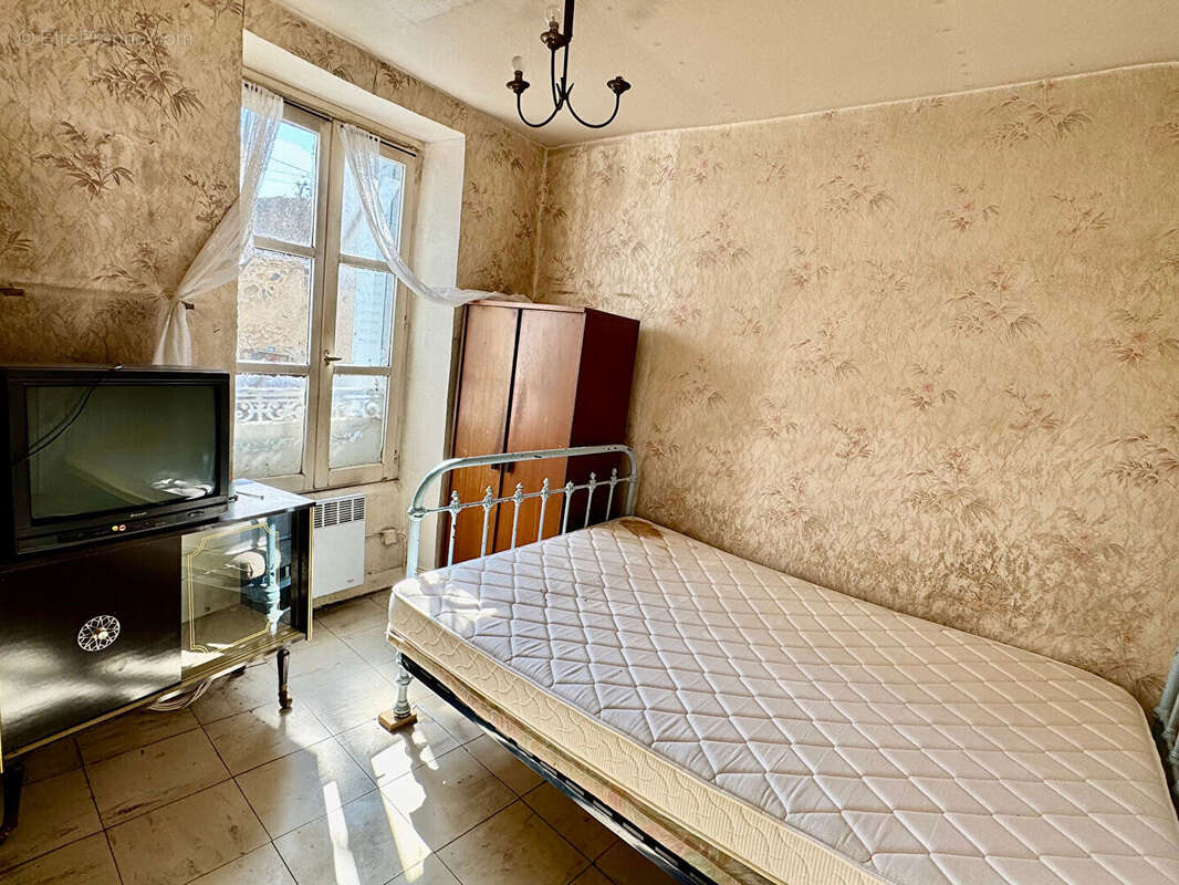 ROMAGNAT / Maison de bourg à vendre avec garage ! - photo 5