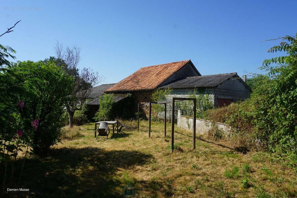 Maison avec dépendances dans le coeur du parc naturel régional Périgord-Limousin. - photo 10