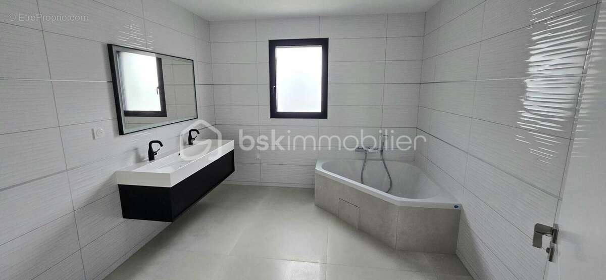 Maison à SAINT-BARTHELEMY-D'ANJOU