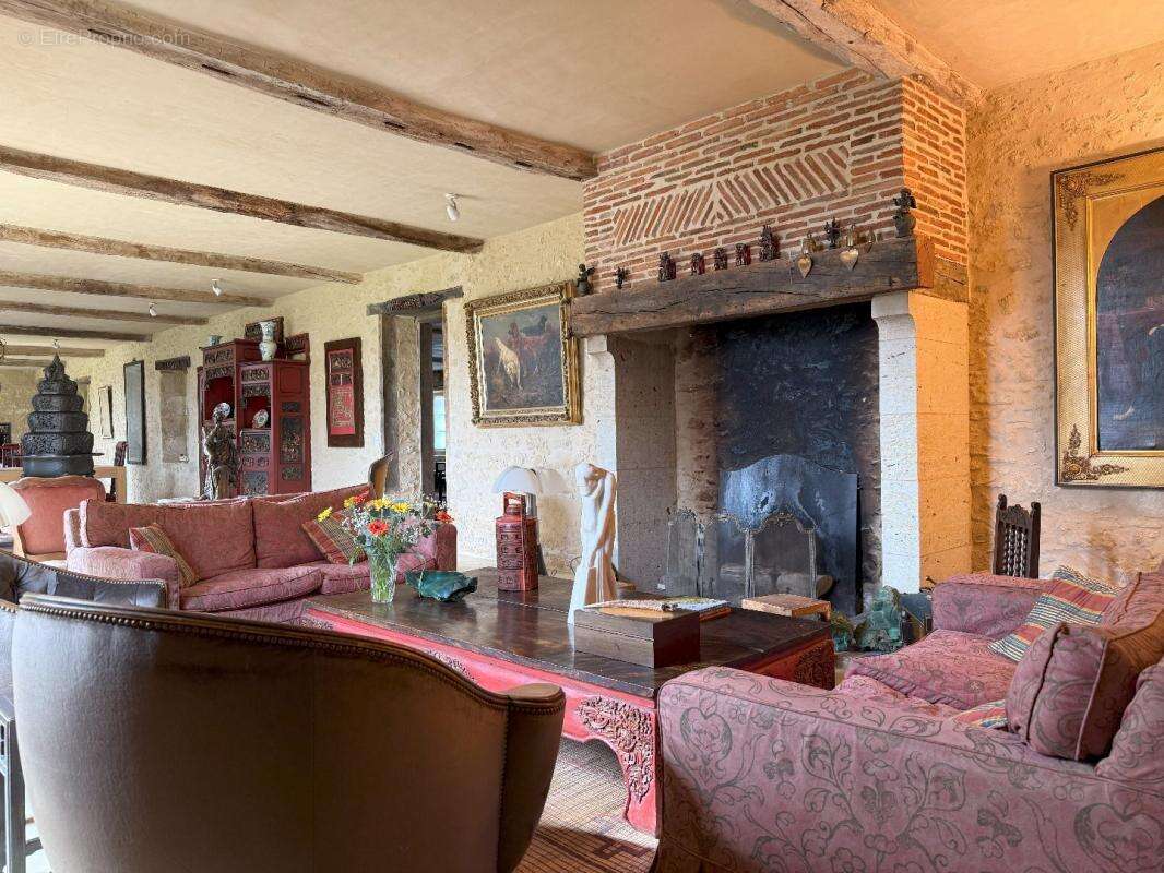 Maison à VIC-FEZENSAC