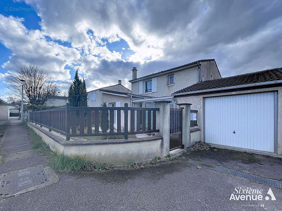 Maison à SAINT-SYMPHORIEN-D'OZON