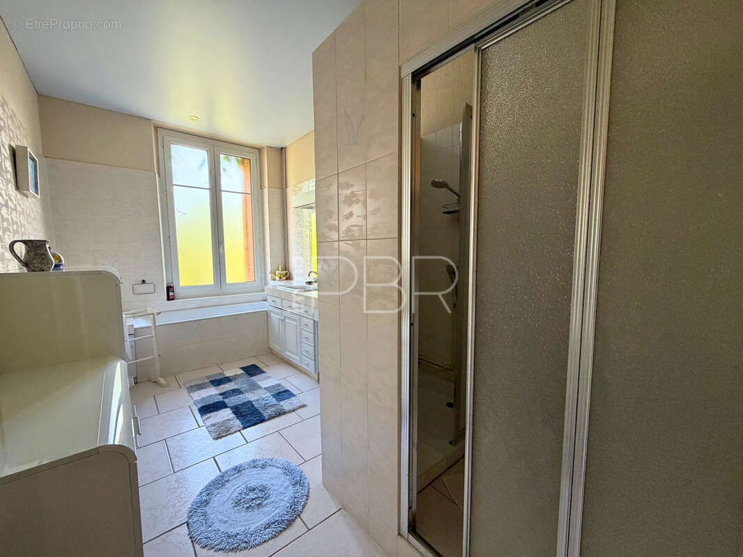Corps de ferme avec maison T10 individuelle et dépendances - photo 12