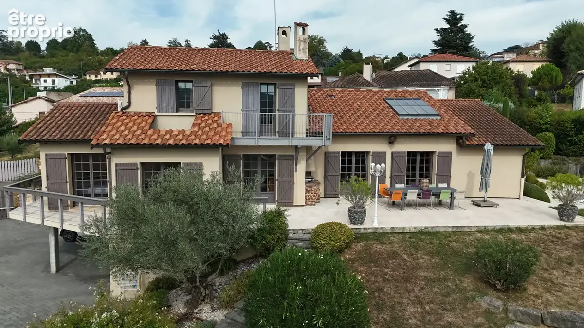 Maison familiale lumineuse de 190m² avec piscine sur 1 500 m² de terrain - photo 2