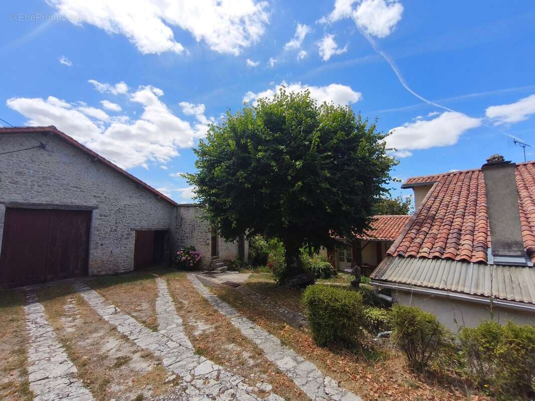 Maison 172 m² à Condac  - photo 24