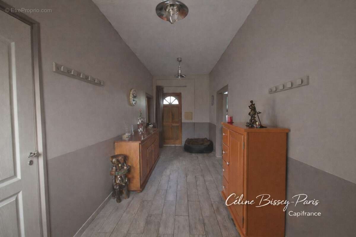 Ferme 4 pièces VILLECHETIVE (89), Plein pied, 2 chambres, cour, jardin, nombreuses dépendances, garage 2 voitures, Comble aménag - photo 4