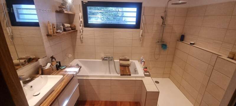 **Maison familiale de 205 m² sur 2 050 m² de terrain avec piscine, dépendance et cadre verdoyant** - photo 5