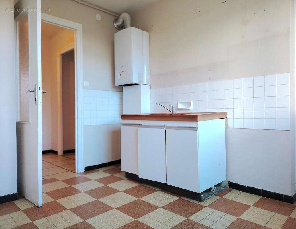   - Appartement à DECINES-CHARPIEU