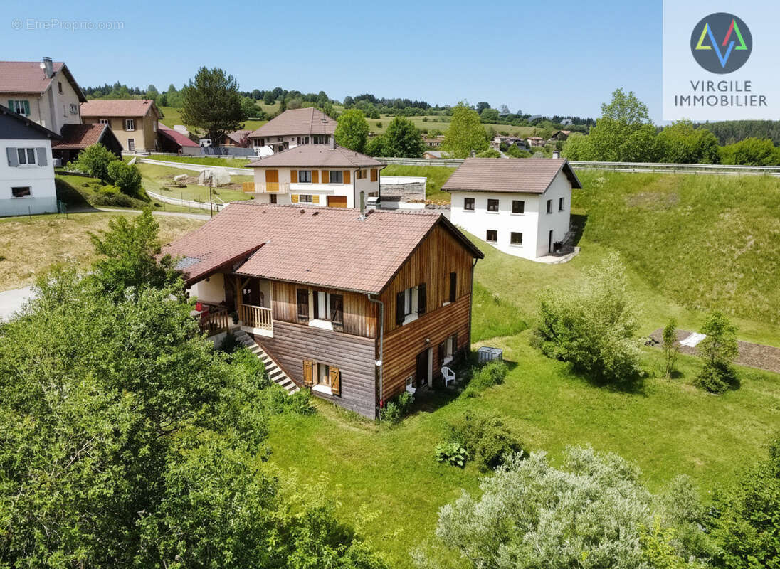 Maison avec terrasse, grand terrain, plage privative et fort potentiel à Rochejean - photo 2