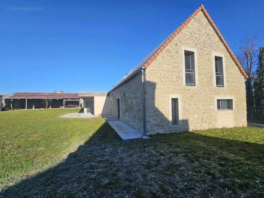 Maison à CREUZIER-LE-VIEUX