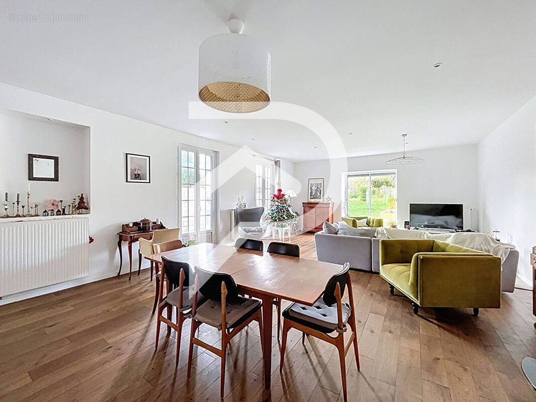 Maison à COURMELLES