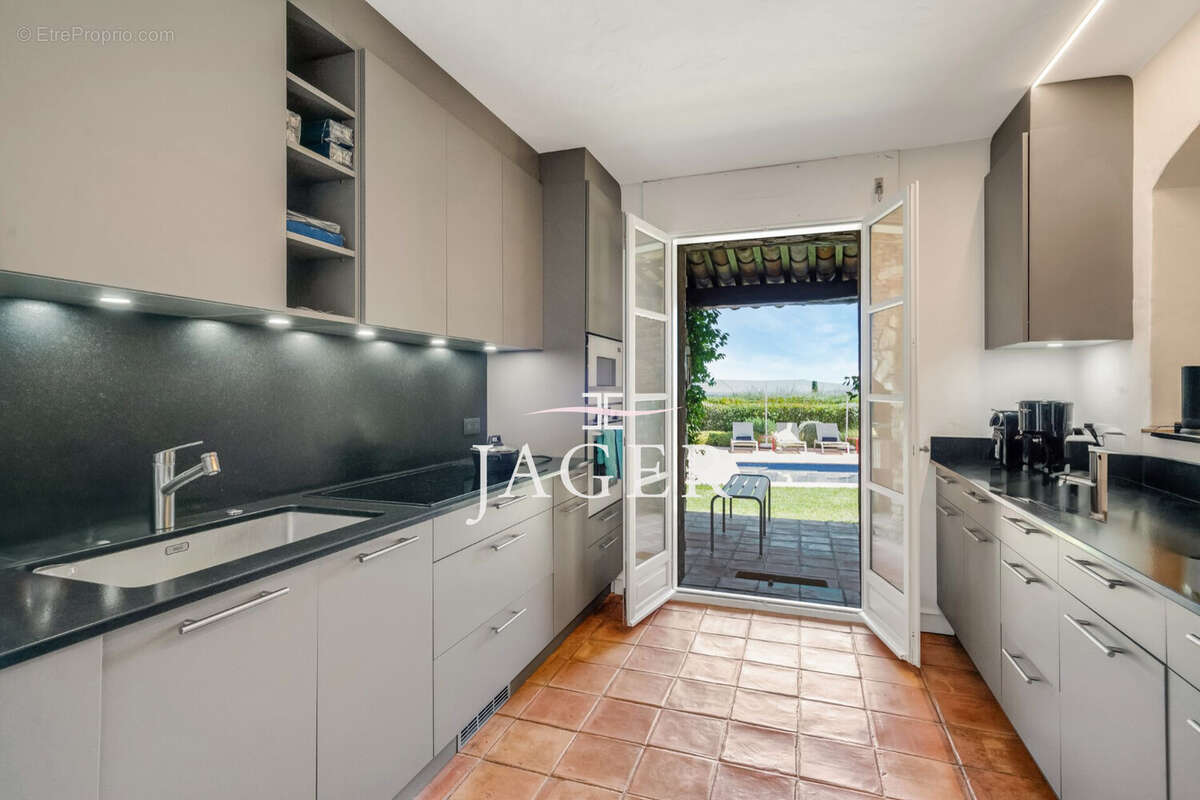 Maison 250 m² à Grimaud  - photo 9
