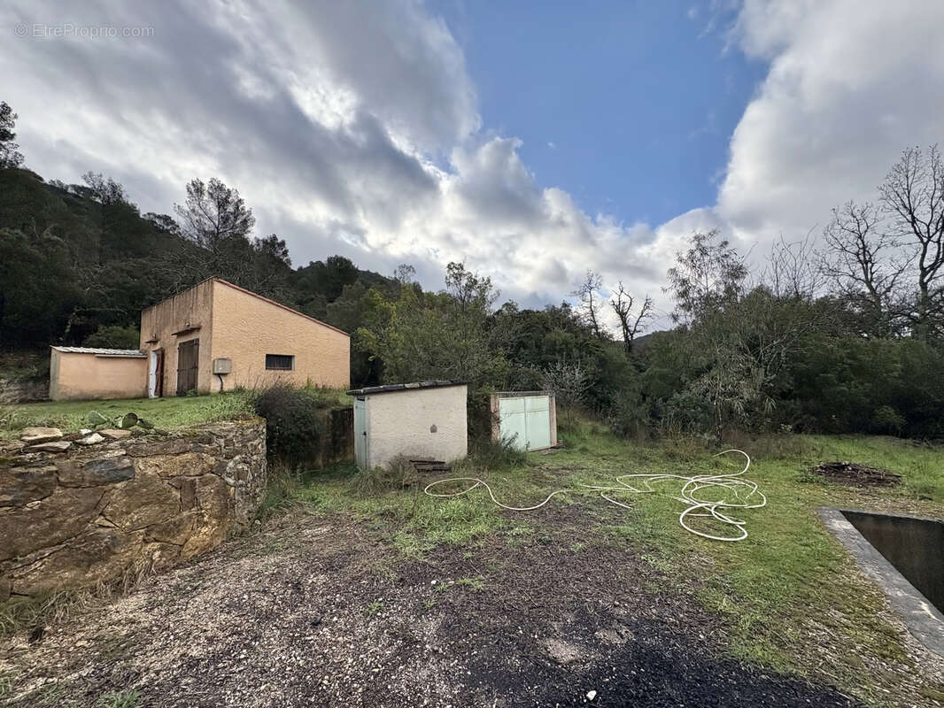 Terrain à MEOUNES-LES-MONTRIEUX