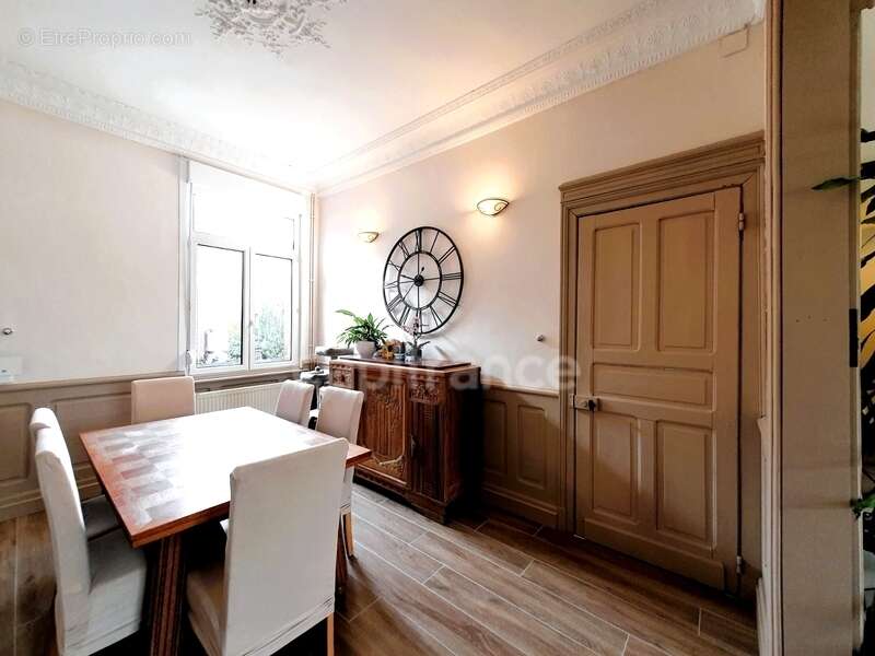 Albert – Élégante maison bourgeoise de 230 m² avec garage, cave et extérieur sans vis-à-vis - photo 6