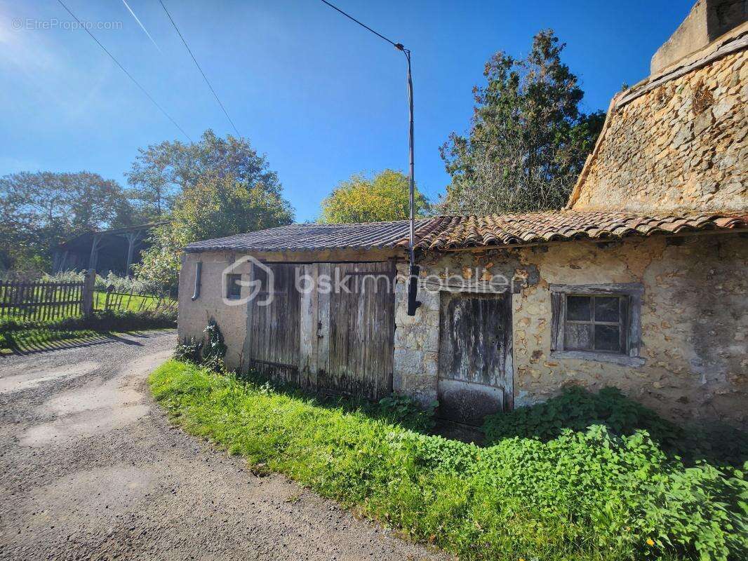 Maison à LUSIGNAN
