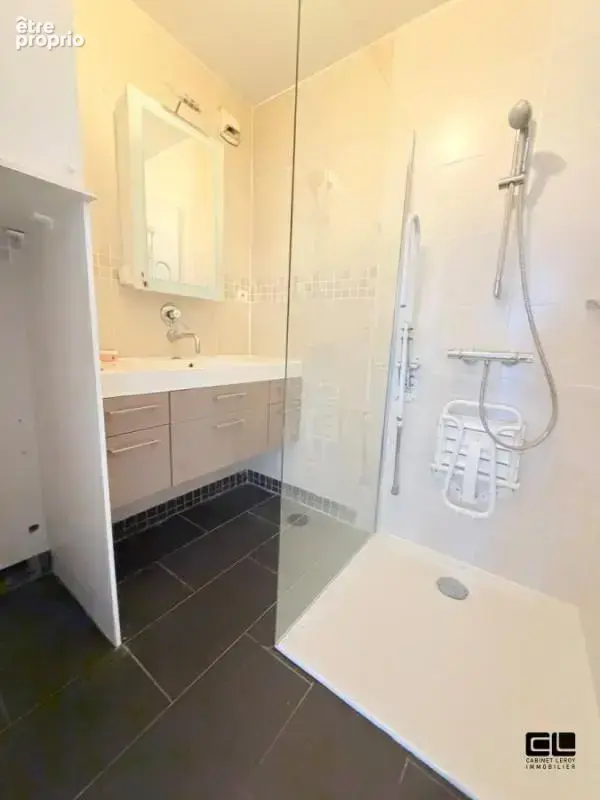 T2 52m² avec balcon  avenue lacassagne proche place sainte anne - photo 6