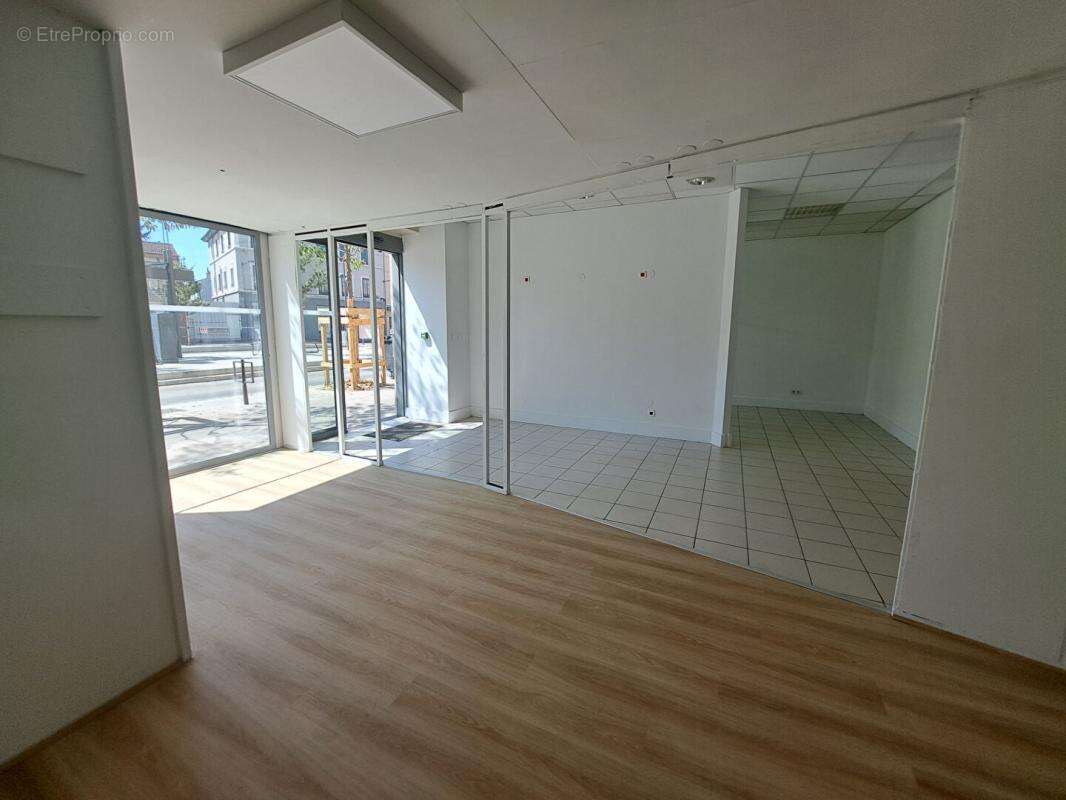Local d'activité de 213 m² à Villeurbanne au prix de vente de 491 000 - photo 2