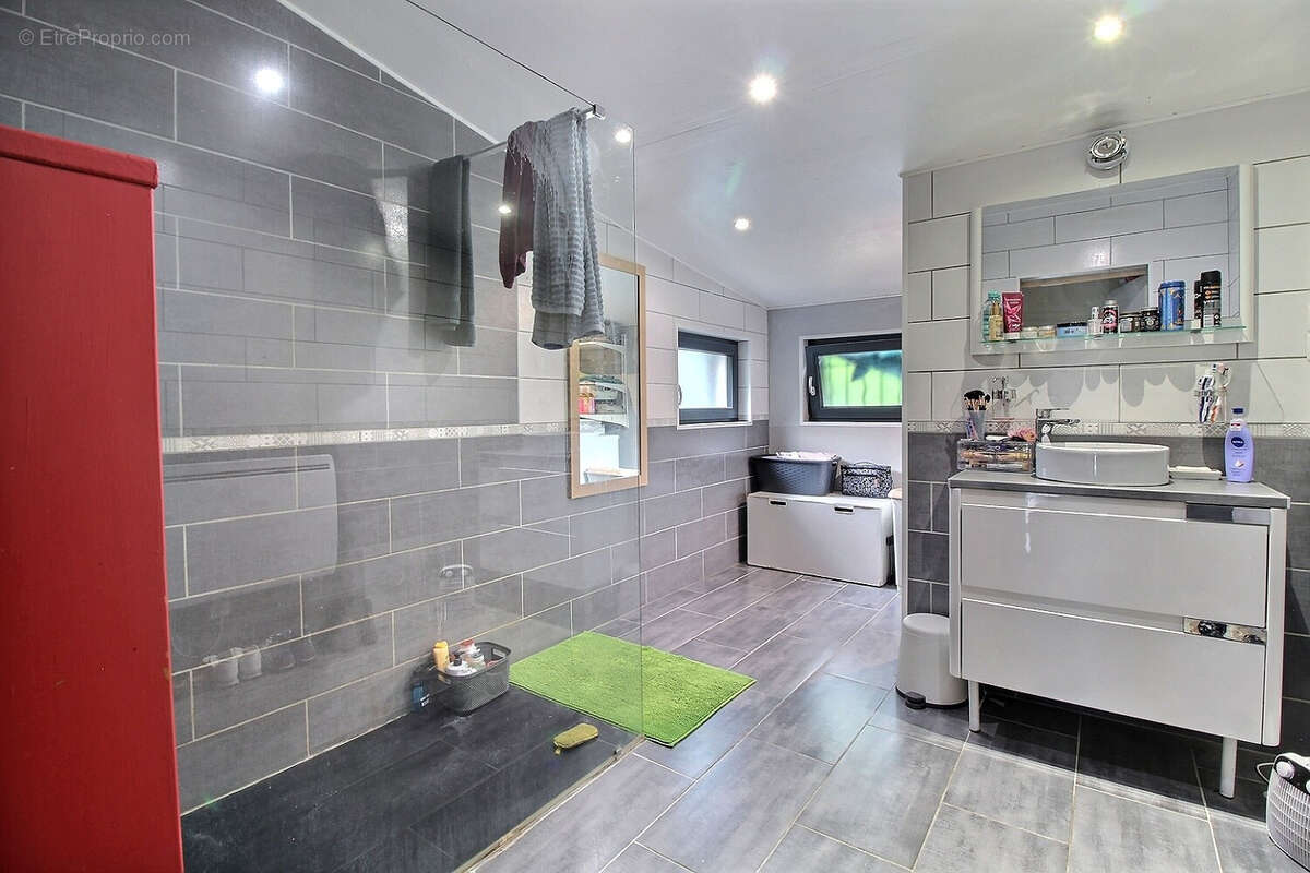 Maison familiale semi-plain-pied de 186m2 avec 5 chambres et 3 salle de bains. - photo 15