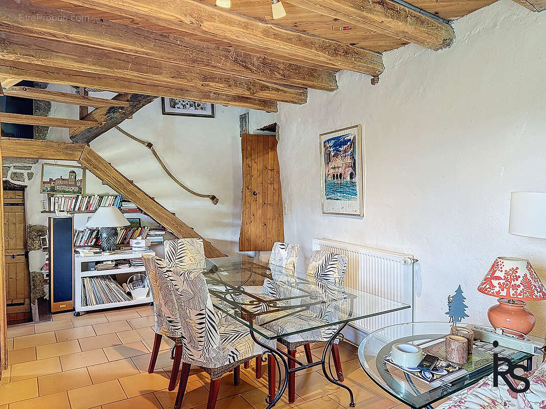 Dans un hameau typique, un ensemble immobilier de 3 maisons avec 8300 m2 de terrain et une vue splendide. - photo 8