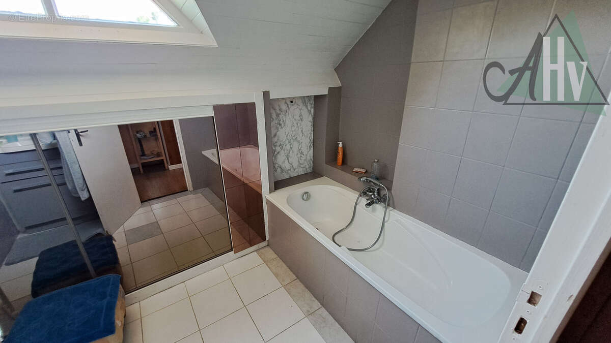 Pont sur Yonne (89) - Maison de 161 m2 avec 4 chambres, sous-sol, piscine et accès direct à l'Yonne. - photo 14