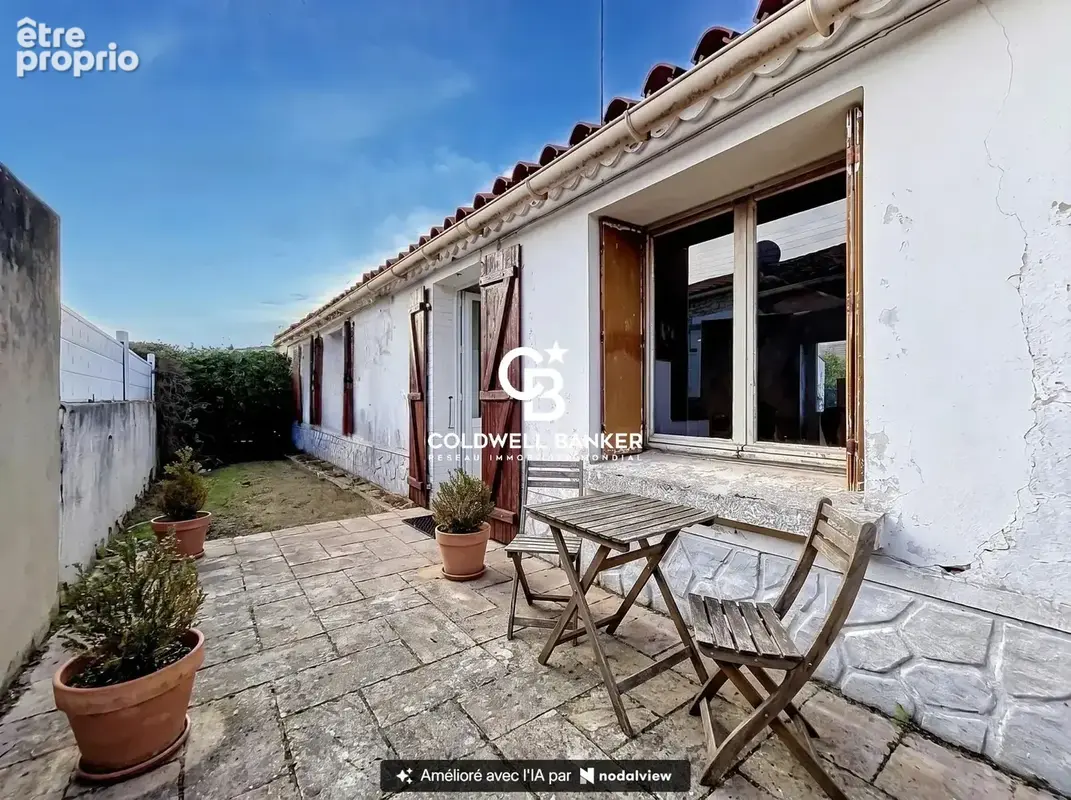 Une maison en pierre, dans le village des Conches entre nature et océan. - photo 1